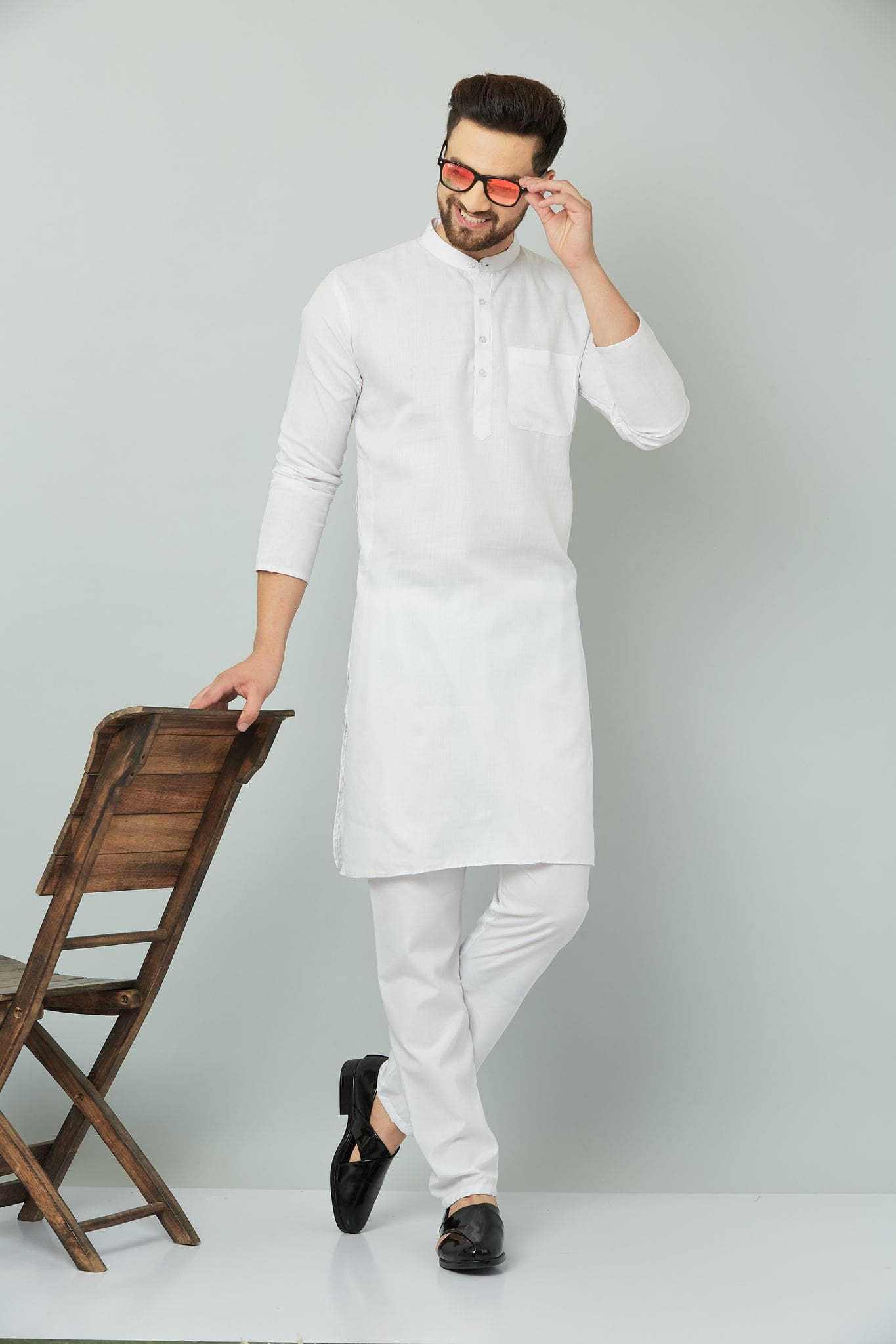 p (11)-min White kurta set for men with a classy look.
