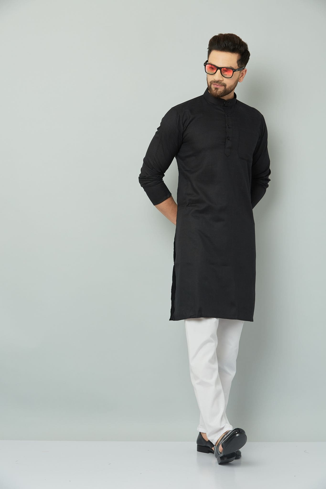 p-min Black kurta set for men with elegant design.